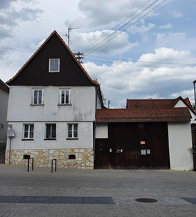 Einfamilienhaus und Hofreite in Wiesbaden-Naurod vor...